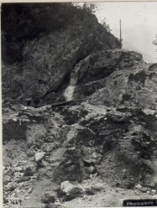 Wasserleitungsanlage Stizzonetal-Kote 433 .(Wasserfall vom Talbehälter.) (BildID 15645498)