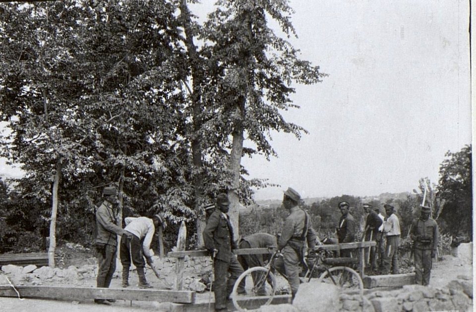 Wasserleitungsbau auf dem Karst.Juni 1917. (BildID 15603103)