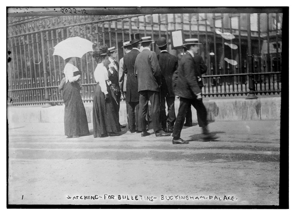 Watching for bulletins, Buckingham Palace LCCN2014688082