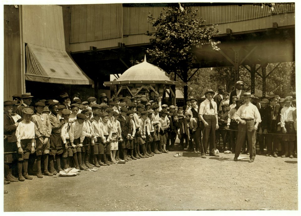 Watching the Finish, Newsboys' Picnic, Cincinnati. Aug., 1908. LOC cph.3c07778
