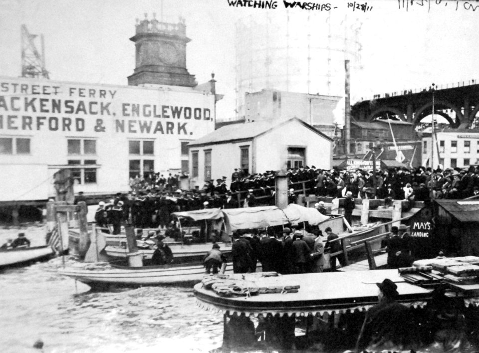 Watching warships during the U.S. Naval Review at New York City, 1911 (20015047209)