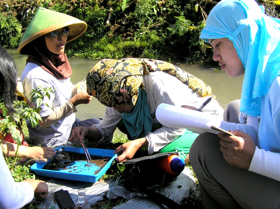 Water sanitation Cikapundung watershed (5373964905)