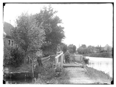 Watergang, Jongen Olie, 1895-07-06 (max res)
