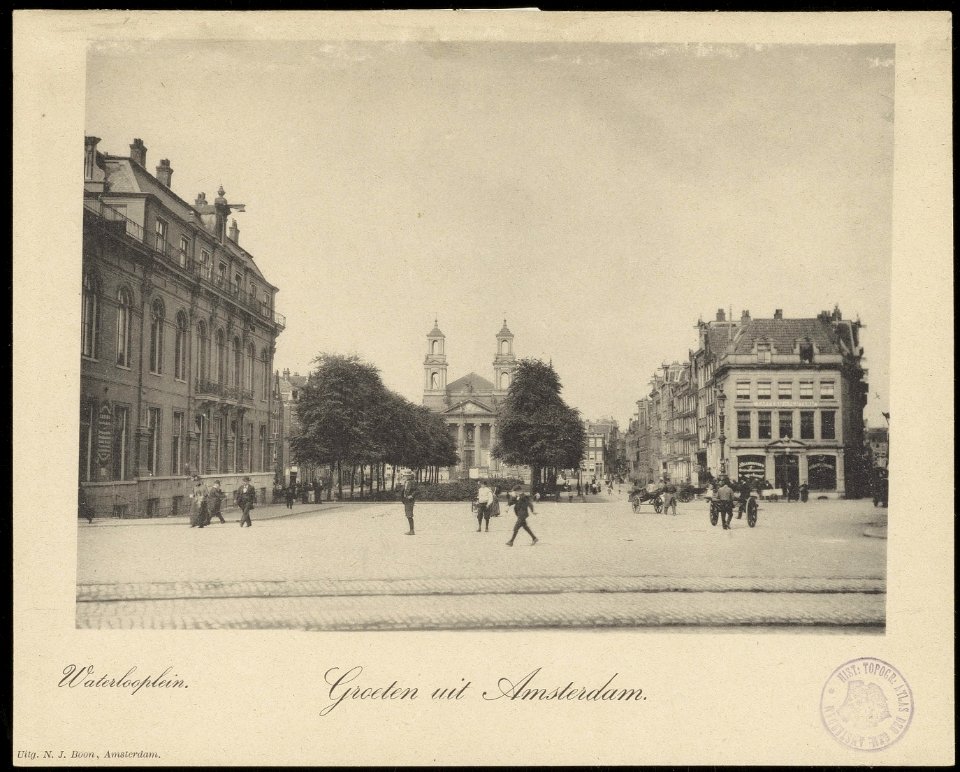 Waterlooplein 101-105 (rechts) gezien vanaf de Binnen Amstel in het midden de rooms-katholieke kerk Sint Antonius van Padua (de Mozes en Aäronkerk) en geheel rechts de Nieuwe Amstelstraat, Afb ANWU01795000010