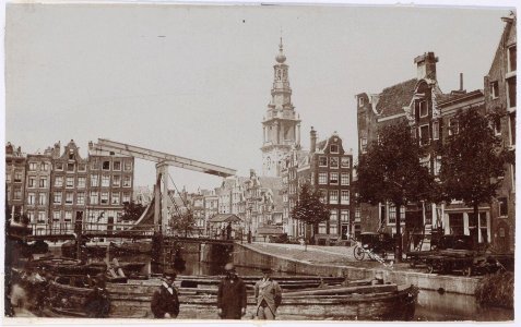 Waterlooplein 1-5 Houtgracht gedempt in 1874 gezien naar Raamgracht met de Zuidertoren en links de Zwanenburgwal Oors 010003012378