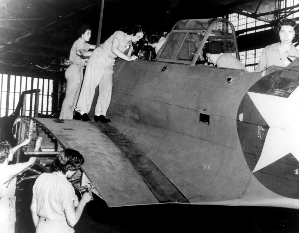 WAVE metalsmiths work on SBD NAS Jax 1943
