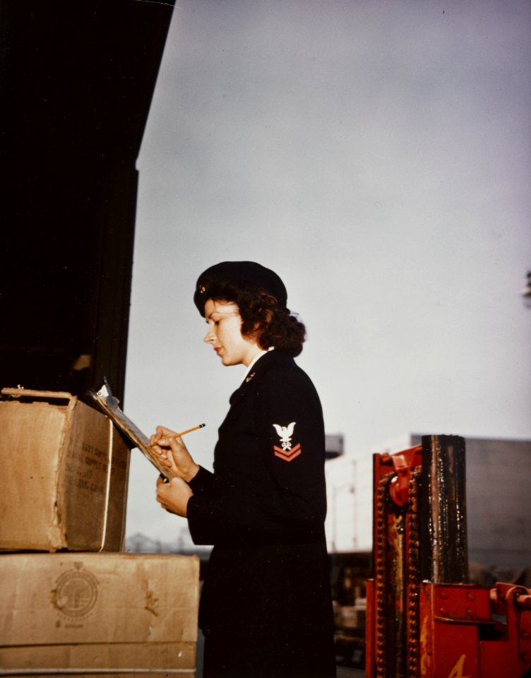 WAVES storekeeper at the Naval Supply Depot Oakland, California (USA), circa in mid-1945 (80-G-K-5657)