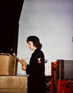 WAVES storekeeper at the Naval Supply Depot Oakland, California (USA), circa in mid-1945 (80-G-K-5657)