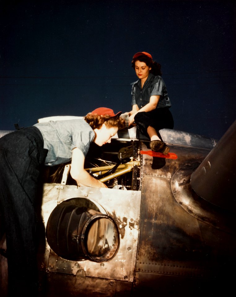 WAVES working on an R-2000 engine of a Douglas R5D at Naval Air Station Oakland, in 1945 (80-G-K-6095)