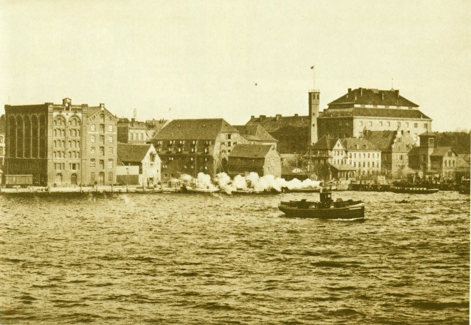 Wd b008 Kiel harbour warehouses and castle