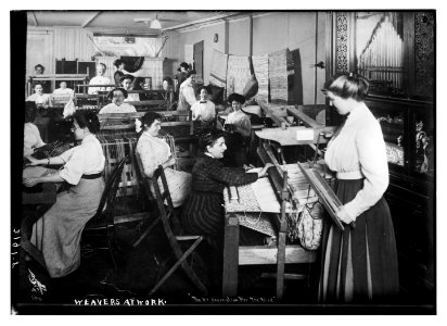 Weavers at work LCCN2014689132