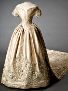 Wedding dress of Louise of the Netherlands, Queen consort of Sweden and Norway 01