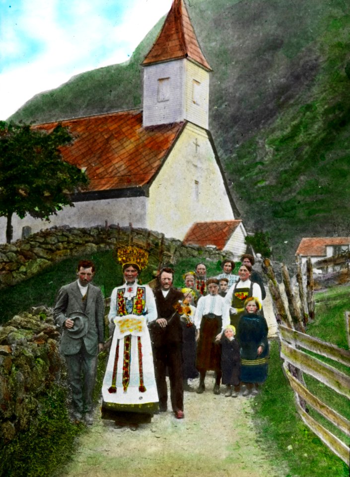 Wedding procession, ca 1915 (Fylkesarkivet i Sogn og Fjordane)