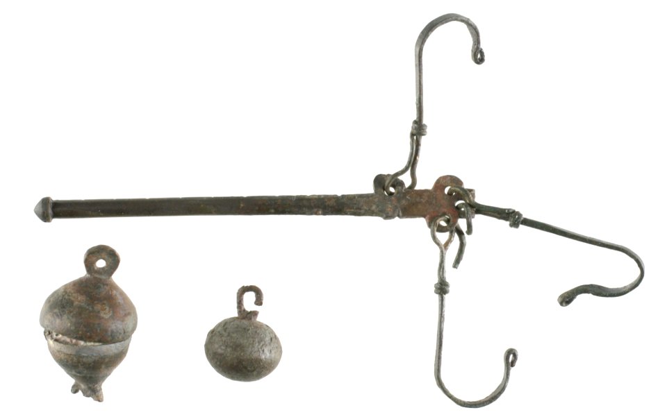 Weegschaal (unster) met 2 gewichten in brons, 50 tot 200 NC, vindplaats- Onbekend, collectie Gallo-Romeins Museum Tongeren, GRM 48