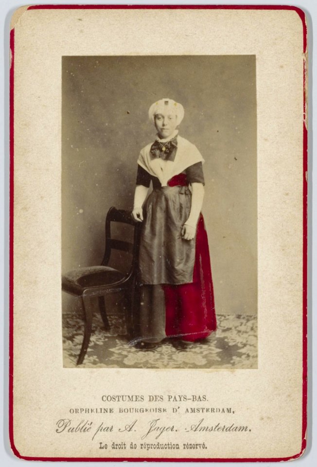 Weesmeisje uit het Burgerweeshuis, Kalverstraat 92 Foto uit de serie 'Costumes des Pays-Bas' ANWE00252000001