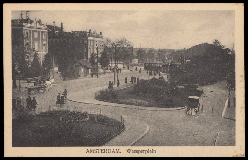 Weesperplein gezien richting Mauritskade. De tram rijd op de kruising met de Sarphatistraat. Uitgave J. Sleding, Amsterdam, Afb PBKD00188000015