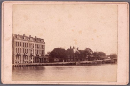 Weesperzijde bij de Schollenbrug, gezien vanaf de Amstel In het midden café Maas, eindpunt van de havenstoombootdienst