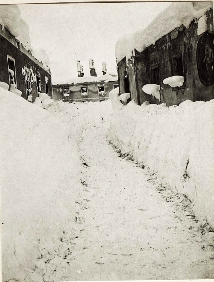 Weg in Sexten mit 2m hohen Schneewänden, Mitte Jänner 1917. (BildID 15578718)