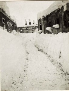 Weg in Sexten mit 2m hohen Schneewänden, Mitte Jänner 1917. (BildID 15578718)