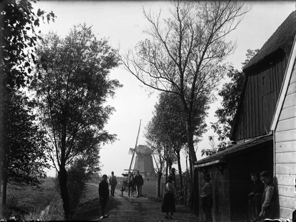 Weg naar het Fort met molen Westbijlmerpolder