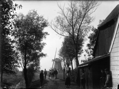 Weg naar het Fort met molen Westbijlmerpolder