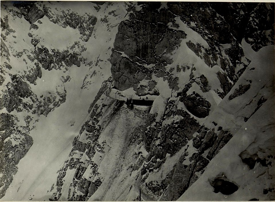 Weganlage auf dem Nordhange des Veliki Lemez mit Mannschaftsunterkünften. (BildID 15469166)