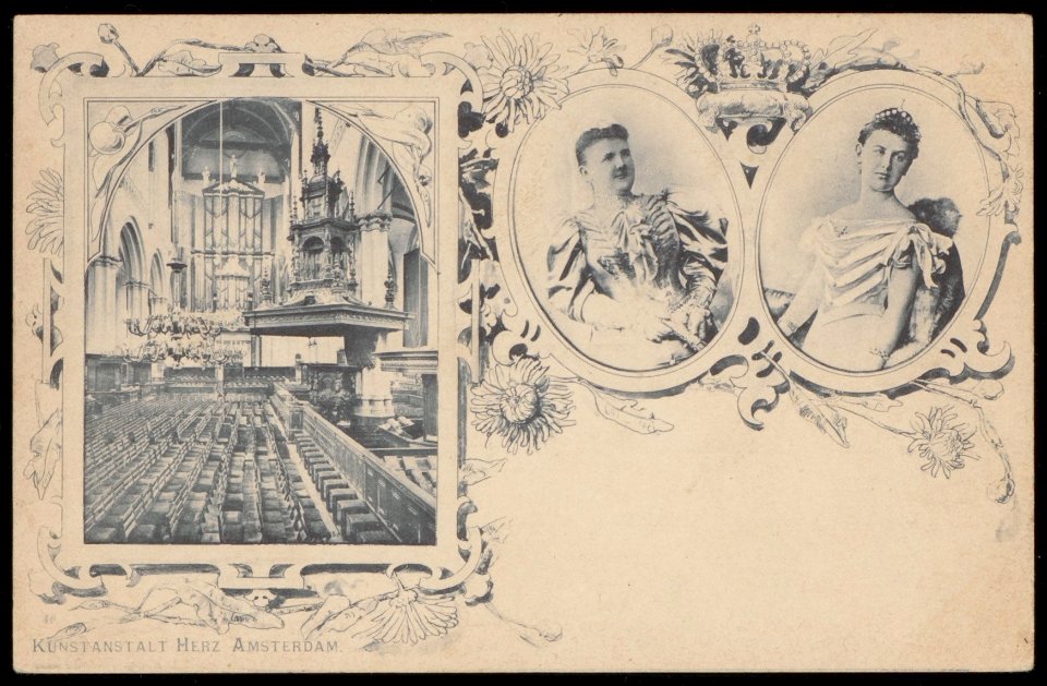 Wegens de Inhuldiging van Koningin Wilhelmina een afbeelding van de Nieuwe Kerk, Dam 12 met Koningin moeder Emma en prinses Wilhelmina, Afb PBKD00458000004