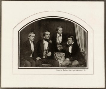Wehnert, Bertha und Eduard - Vier Studenten an einem Tisch, Leipzig (Zeno Fotografie)