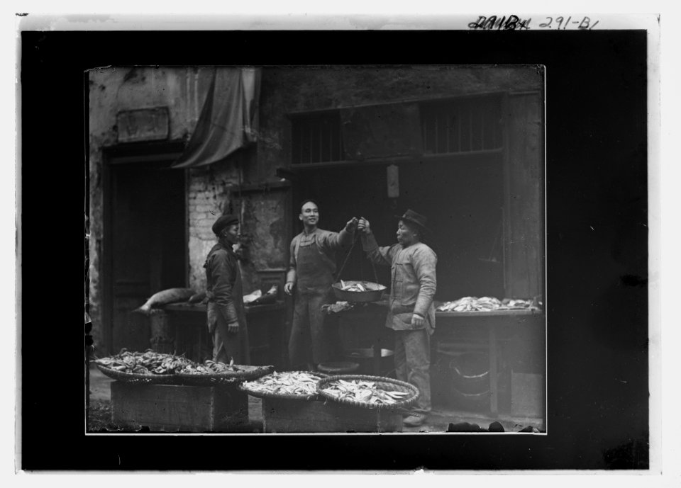 Weighing fish, Chinatown, San Francisco LOC agc.7a09078