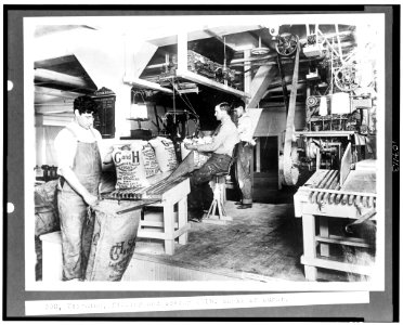 Weighing, filling and sewing 25 lb. sacks of sugar LCCN93502717