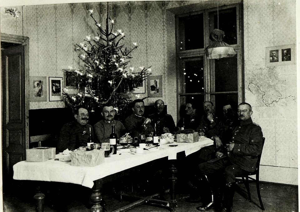 Weihnachten 1915 in der Offiziersmesse beim Armeeoberkommando Süd. (BildID 15591671)