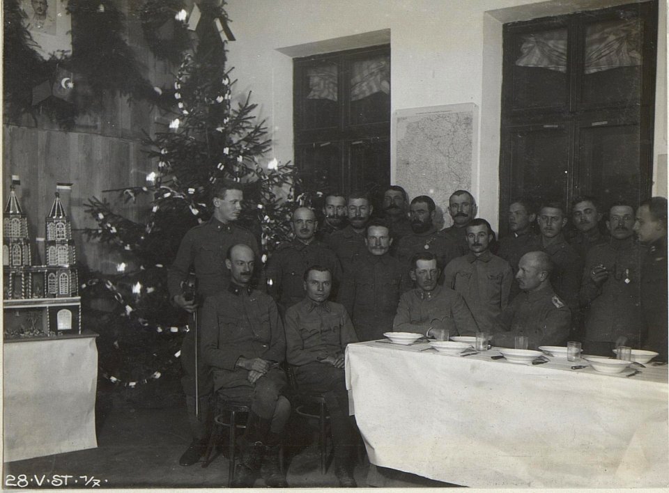 Weihnachtsfeier 1917 der k.u.k.V.St.1-7 in Unterwikow 24.12.17. (BildID 15664222)