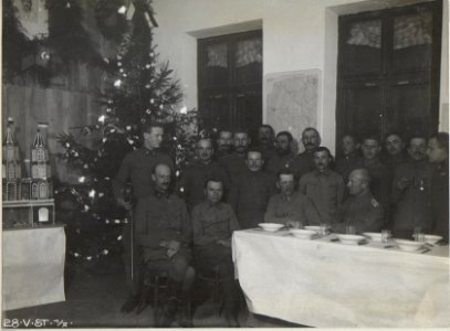Weihnachtsfeier 1917 der k.u.k.V.St.1-7 in Unterwikow 24.12.17. (BildID 15664222)