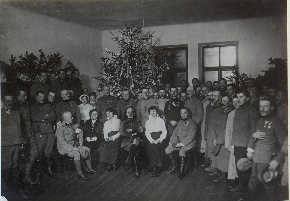 Weihnachtsfeier im Feldspital 10-IV in Brzezany,1915 (BildID 15439027)