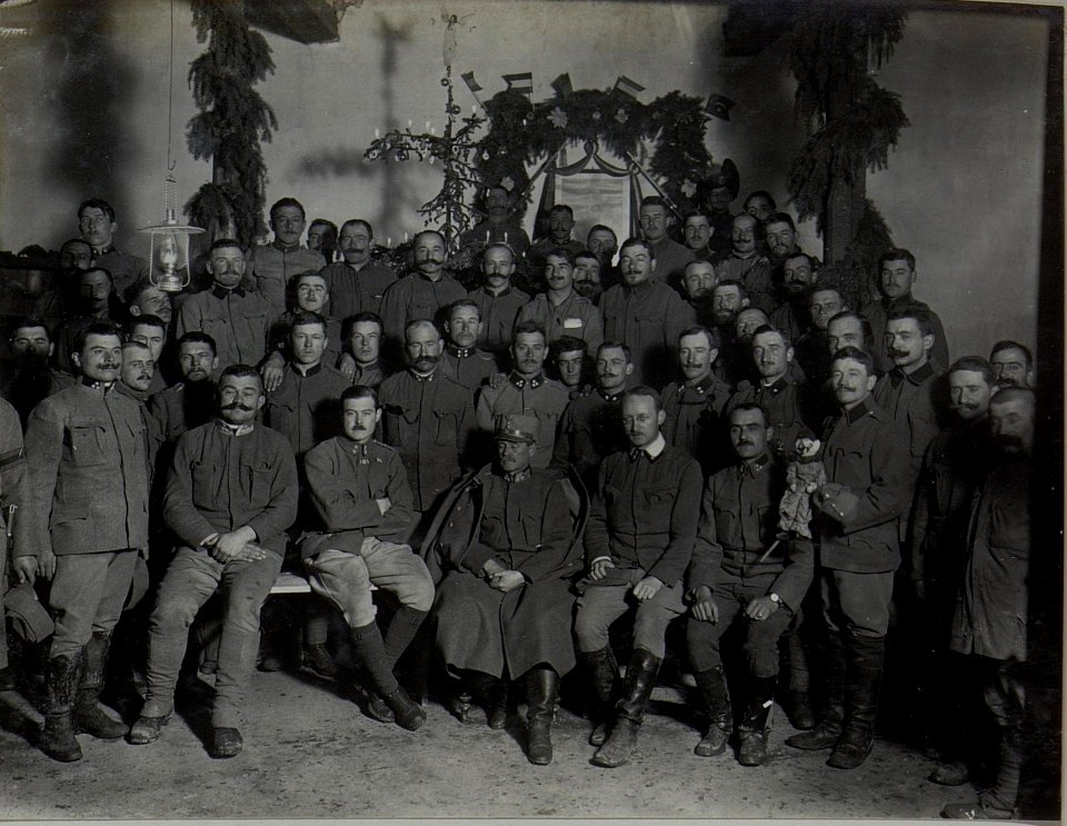 Weihnachten im Felde im Jahre 1915. In der Mitte Sr. Exzl. F.Z.M. von BENIGNI. (BildID 15448233)