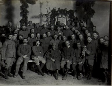 Weihnachten im Felde im Jahre 1915. In der Mitte Sr. Exzl. F.Z.M. von BENIGNI. (BildID 15448233)
