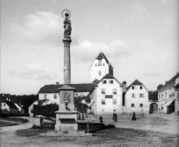 Weiz - Hauptplatz mit Mariensäule Obj.ID-99863 Im Hintergrund Taborkirche- Aufnahme um 1898