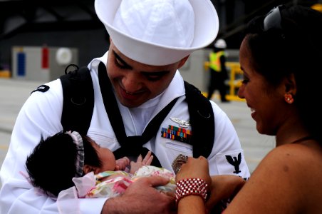Welcome home 120523-N-DI878-214