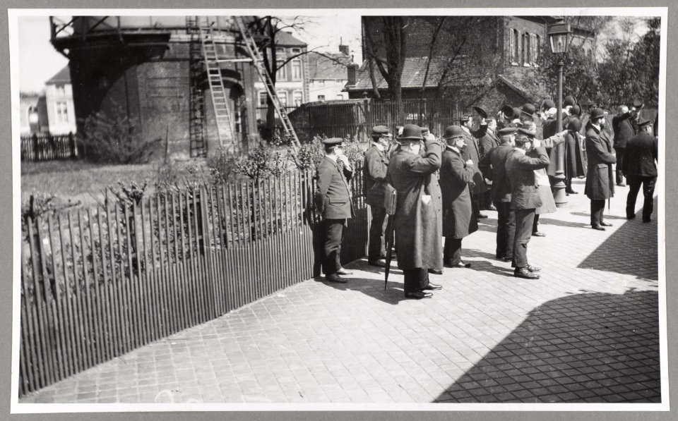 Welcoming T. R. Roosevelt at Dutch frontier LCCN2013651175