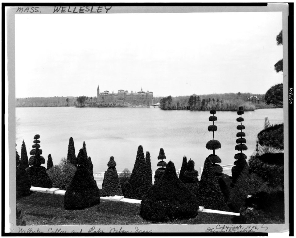 Wellesley College and Lake Waban, Massachusetts) LCCN93505452