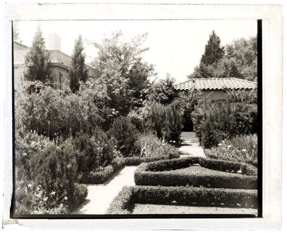 Wellington Stanley Morse house, 450 South San Rafael Avenue, San San Rafael Heights, Pasadena, California. Flower garden LCCN2008679253