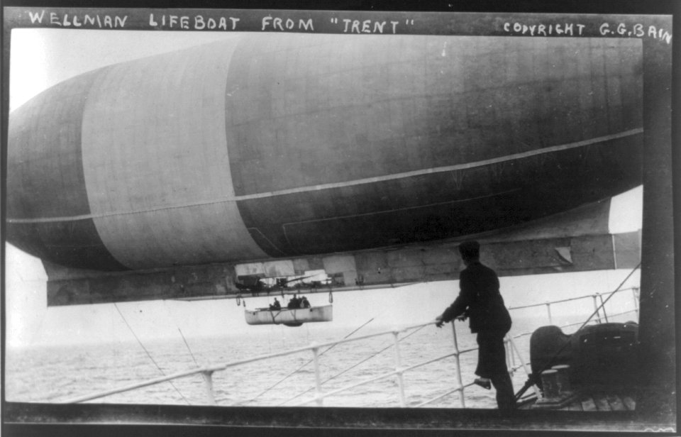 Wellman's airship America viewed from the RMS Trenet LCCN2002722162