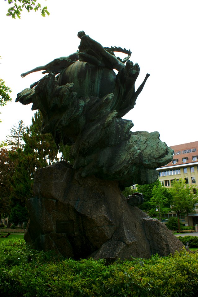 Weltpostdenkmal (Bern) 02