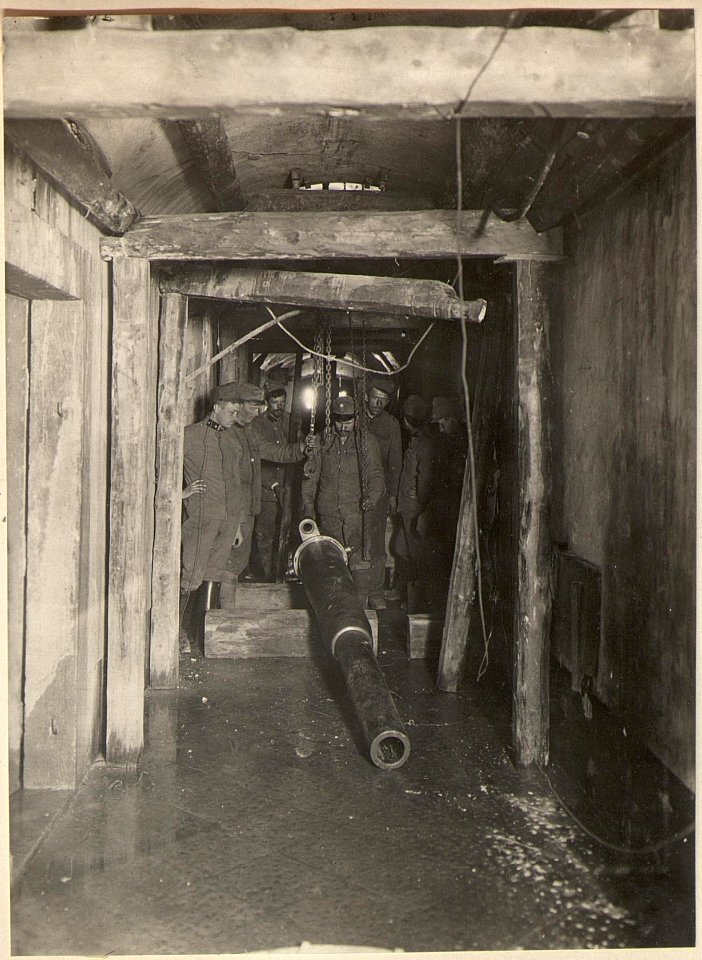 Werk Hermann. Abtransport eines Geschützrohres.Aufgenommen am 2.5.1916. (BildID 15475195)