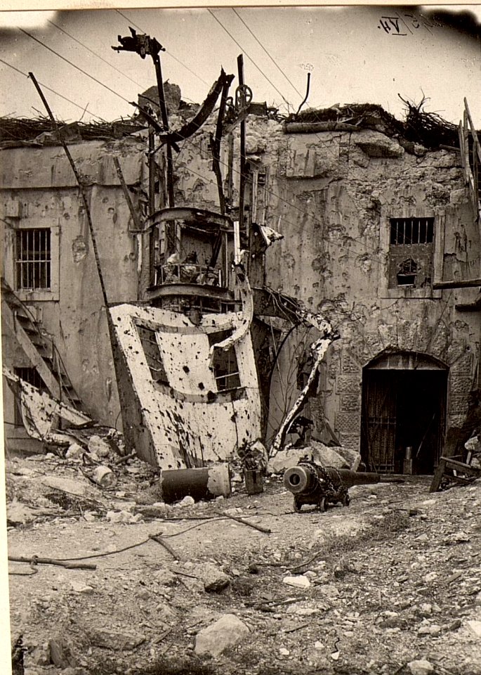 Werk Hermann, Zerschossene Scheinwerfer-Anlage.Aufgenommen am 2.5.1916. (BildID 15475223)