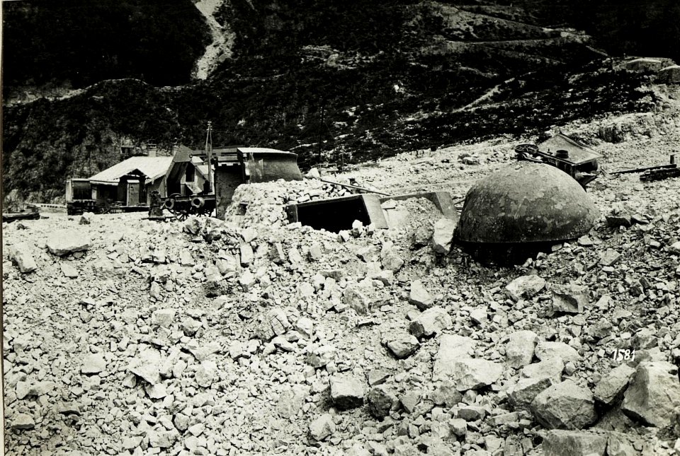 Werksgruppe Valmorbia mit Kuppel mit Beobachtungsstand, Fortspanzer nach der Beschießung am 18.5.1916. (BildID 15587574)