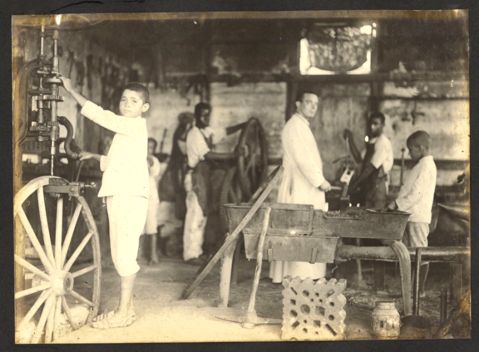 Werkplaats, frater met jongeren - BNA-DIG-HARTOG-ALBUM-CURACAO-031