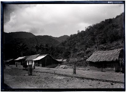 Werkschuren in een bosrijk berglandschap in Christoforo Colombo
