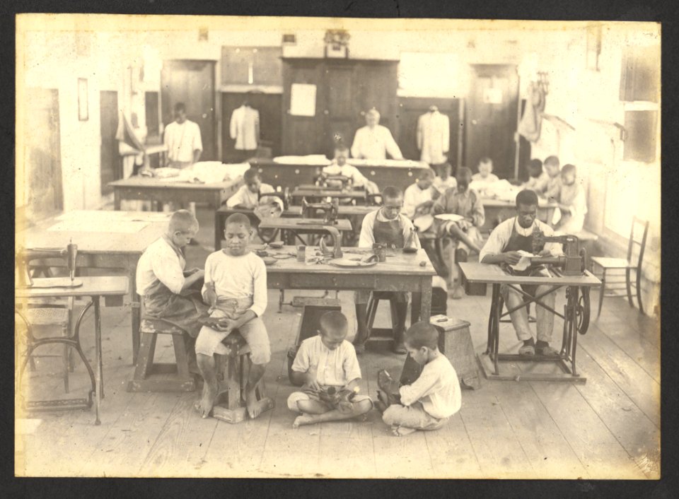 Werkplaats, frater met jongeren - BNA-DIG-HARTOG-ALBUM-CURACAO-030