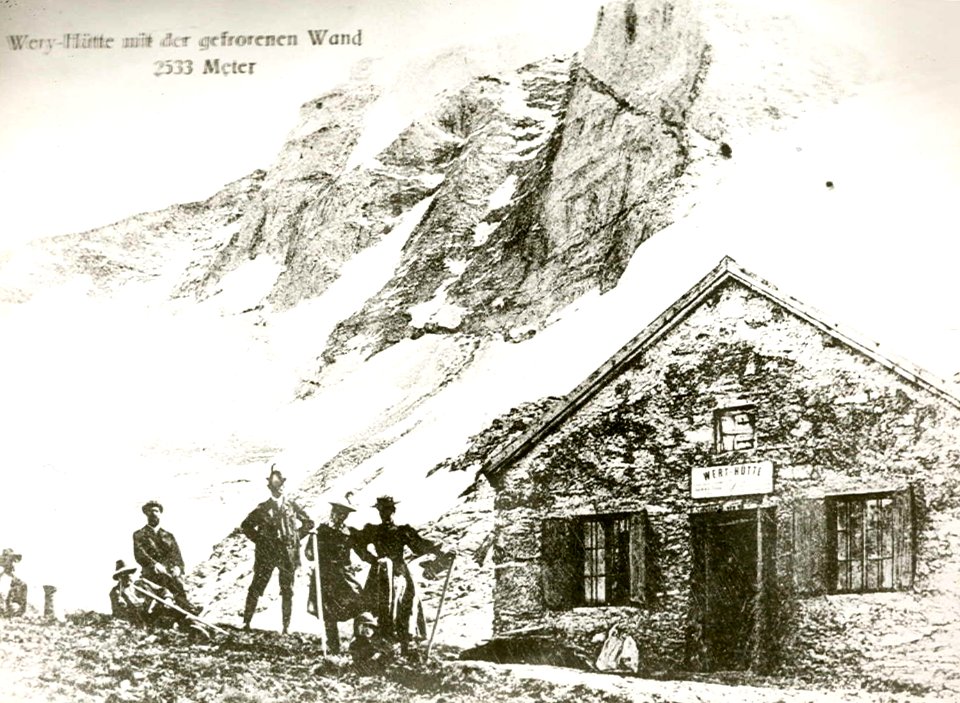 Wery-Hütte mit Gefrorener Wand